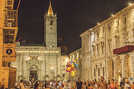 Abendlich-mediterrane Stimmung auf der Piazza Arringo in der historischen Altstadt von Ascoli Piceno. Im Hintergrund die Domkirche Sant’ Emidio. Foto: Wolfgang Raab/Trier