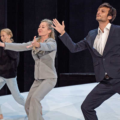 Leonie Kalmbach, Stefanie Theiß und Till Thurner (v. l.) sind in dem Brecht-Stück auf der Bühne zu sehen. Foto: Theater
