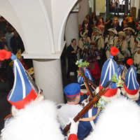 Die feindlichen Truppen rund um Prinz Thomas III. sammeln sich im Eingangsbereich des Rathauses.
