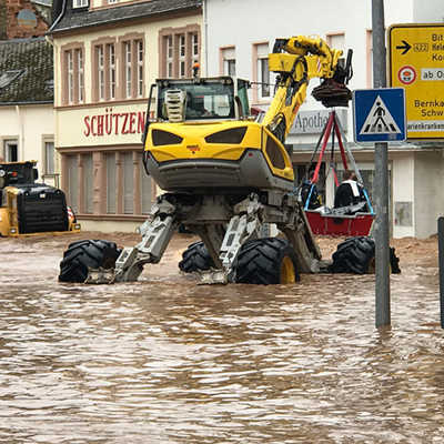 Personenrettung mit schwerem Gerät in Trier-Ehrang.