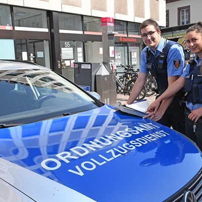 Melanie Erschens und ihr Kollege Philipp Wengler bei einer Einsatzbesprechung in der Simeonstraße während ihres Frühdienstes.