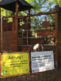 Beschilderung eines geschlossenen Spieplatzes während der Coronakrise Beschilderung eines geschlossenen Spieplatzes während der Coronakrise