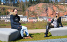 Sarah Schmitz und Loretta Schulte aus Trier freuen sich über die neuen Sitzmöglichkeiten am Zurlaubener Ufer und genießen in der Mittagspause die ersten warmen Sonnenstrahlen.