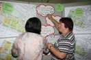 Mit Punkten markieren Teilnehmerinnen des Bürgerforums, welchen Aussagen zu den Grünflächen sie zustimmen.
