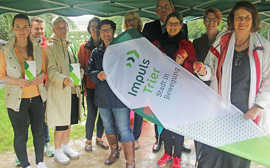 Vertreterinnen und Vertreter der Projektpartner Haus der Gesundheit, Sportakademie, TK und Stadt Trier mit Bürgermeisterin Angelika Birk (r.) werben für mehr offene Bewegungsangebote. Vertreterinnen und Vertreter der Projektpartner Haus der Gesundheit, Sportakademie, TK und Stadt Trier mit Bürgermeisterin Angelika Birk (r.) werben für mehr offene Bewegungsangebote.