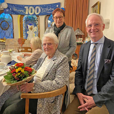 Oberbürgermeister Wolfram Leibe und die stellvertretende Ortsvorsteherin von Trier-Nord, Doris Steinbach, überbringen Klara Tschickardt zum ihrem 100. Geburtstag ihre Glückwünsche. 