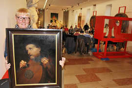 Marlies Kaster präsentiert das von ihrem Großvater gemalte Porträt eines Lautenspielers bei der Kunstsprechstunde im Trebeta-Saal des Stadtumseums.