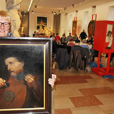 Marlies Kaster präsentiert das von ihrem Großvater gemalte Porträt eines Lautenspielers. Bei der Kunstsprechstunde im Trebeta-Saal des Stadtumseums informierte sie sich unter anderem über den Marktpreis und den Zustand des Werks.