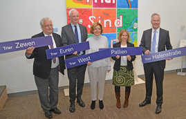 Triers Verkehrsdezernent Andreas Ludwig, OB Wolfram Leibe, Ministerpräsidentin Malu Dreyer, Katrin Eder, Staatssekretärin im Klimaschutzministerium, und Dr. Klaus Vornhusen, Konzernbevollmächtigtrer der Deutschen Bahn für Rheinland-Pfalz und das Saarland,  halten Schilder mit den Namen der fünf neuen Haltestellen