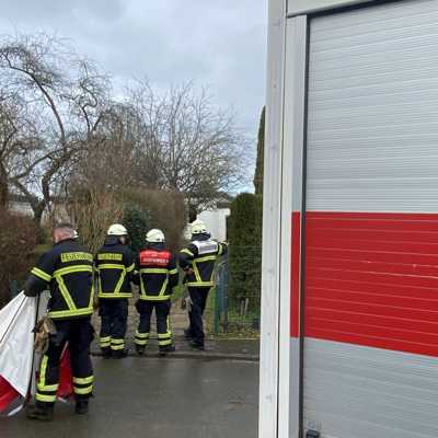 Berufsfeuerwehr und Freiwillige Feuerwehr Stadtmitte waren in Mariahof im Einsatz. Bei dem Brand in einem Einfamilienhaus ist ein Mann ums Leben gekommen. Foto: Presseamt/Michael Schmitz