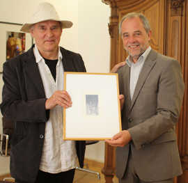 Foto: Klaus Jensen empfängt Harald Naegeli im Rathaus.