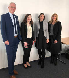 OB Wolfram Leibe (l.) freut sich mit Christiane Luxem (r.) und Olga Kalmuratow (2. v. l.) von der Wirtschaftsförderung über die Auszeichnung der Trierer Projektideen durch Ministerin Anne Spiegel (2. v. r.). 
