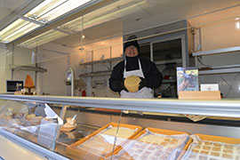 Am Wochenmarktstand von Marco Carpi gibt es Ziegenkäse in viele Variationen Am Wochenmarktstand von Marco Carpi gibt es Ziegenkäse in viele Variationen