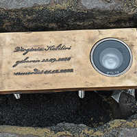 Bronzeplatte im Straßenpflaster für Virginia Kobiliris mit Lampe
