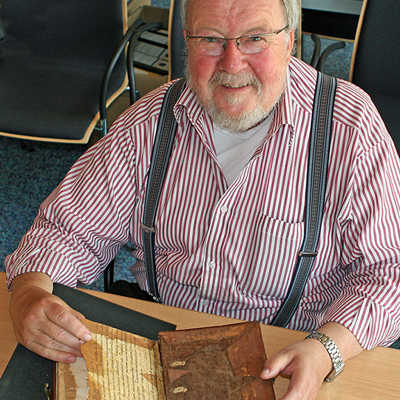 Professor Reiner Nolden mit einem historischen Druck. Foto: Stadtbibliothek
