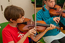Junge Geigerinnen und Geiger der Karl-Berg-Musikschule geben bei der Eröffnungsfeier eine Kostprobe ihres Könnens.