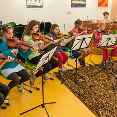 Junge Geigerinnen und Geiger der Karl-Berg-Musikschule geben bei der Eröffnungsfeier eine Kostprobe ihres Könnens.