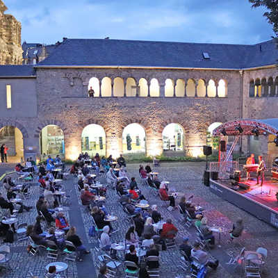 Der Brunnenhof nahe der Porta Nigra bietet für die Live-Konzerte der Formate Wunschbrunnenhof und Jazz im Brunnenhof ein einmaliges Ambiente. Foto: TTM