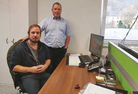 Patrick Dorner (l.) an seinem neuen Arbeitsplatz bei der Firma Hausverwaltung plus mit seinem Chef Thomas Thyssen.