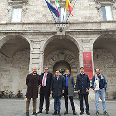 Theater-Intendant Manfred Langner (2. v. l.) besuchte mit Ballettdirektor Roberto Scafati (3. v. r.) und Michael Sohn (2. v. r.), im Rathaus zuständig für die Verbindungen zu den Partnerstädten, das italienische Ascoli Piceno. Dort trafen sie unter anderem Bürgermeister Marco Fioravanti (3. v. l.), Andrea Maria Antonini (Mitglied des Regionalrats der Region Marche, l.) und Matteo Osimani vom Theaternetzwerk „Amat“ (r.). Foto: Stadt Ascoli Piceno