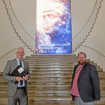 Oberbürgermeister Wolfram Leibe und Kulturdezernent Markus Nöhl stehen im Landesmuseum vor einer großen Treppe. Im Hintergrund weist ein Plakat aud die kommende Landesausstellung hin.