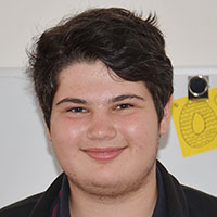 Yaniv Taran (15), Schüler am FWG und Jupa-Vorsitzender seit Ende 2021, im Hof der Geschäftsstelle des Trierer Jugendparlaments bei der mobilen Spielaktion. 
