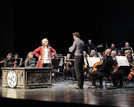 Giovanni Rupp (links) spielt den jungen Mozart in dem Familienkonzert "Wo ist Wolfgang?", das von Wouter Padberg (rechts) geleitet wird. Er spielt das Philharmonische Orchester der Stadt Trier. Foto: Theater