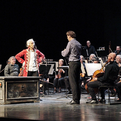 Giovanni Rupp (links) spielt den jungen Mozart in dem Familienkonzert "Wo ist Wolfgang?", das von Wouter Padberg (rechts) geleitet wird. Er spielt das Philharmonische Orchester der Stadt Trier. Foto: Theater