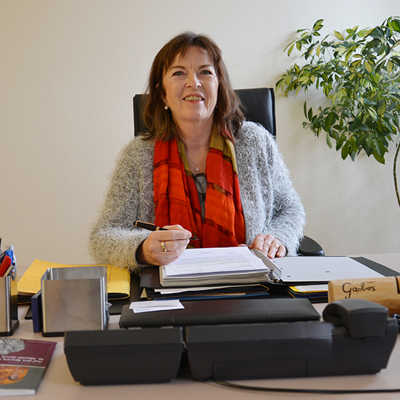 An ihrem neuen Schreibtisch im ersten Stock des Trierer Rathauses bereitet sich Bürgermeisterin Elvira Garbes auf die nächsten Termine vor.