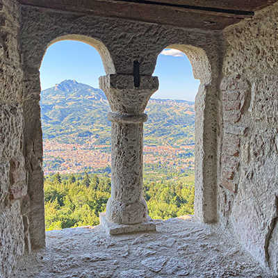 Der rund 100 Kilometer lange Rundweg „Grande Anello dei Borghi Ascolani“ bietet beeindruckende Ausblicke – auch auf Ascoli Piceno. Foto: Marco Cicconi