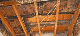 Viele Schäden an der Bausubstanz des Exhauses kommen erst unter abgehängten Decken zum Vorschein.