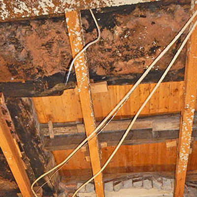 Viele Schäden an der Bausubstanz des Exhauses kommen erst unter abgehängten Decken zum Vorschein. Foto: Gebäudewirtschaft