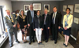 Gloucesters Bürgermeisterin Joanne Brown (2.v. l.) begrüßt ihren Trierer Kollegen Wolfram Leibe und dessen Ehefrau Professor Andrea Sand (3. und 4. v. l.). im Rathaus. Mit dabei sind außerdem Howard Hyman, Sheriff of Gloucester and Deputy Mayor, Paul James, Leader of the Council,  David Brown, Ehemann der Bürgermeisterin, und Liz Goldie von der Partnerschaftsgesellschaft Gloslinks. 