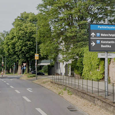 Die Visualisierung gibt einen Eindruck, wie die neuen LED-Tafeln wie hier an der Schellenmauer in der Innenstadt aussehen können. Abbildung: Stadtwerke