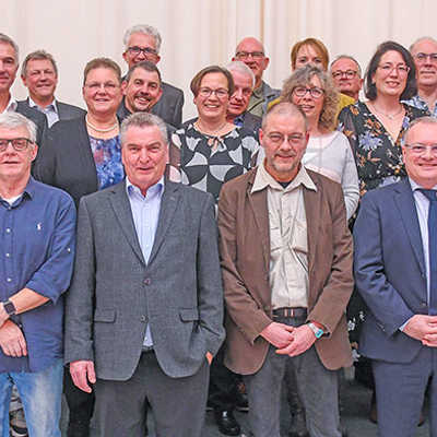 Die Jubilarinnen und Jubilare 2023 der Trierer Stadtwerke beim traditionellen Gruppenfoto bei der Ehrungsfeier mit Vorstandschef Arndt Müller (vorn, 3. v. r.). Foto: SWT