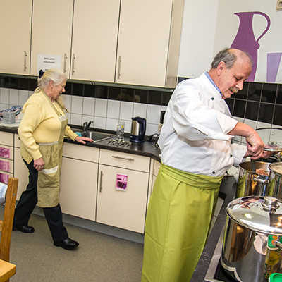 Jürgen Schaefer und Ingrid Klemp gehören zu den ehrenamtlichen Helfern im Treffpunkt am Weidengraben, die das Essen für die Senioren vorbereiten.