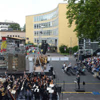 Blick auf den Augustinerhof mit seitlichem blick auf Bühne, Tribüne und Orchester.