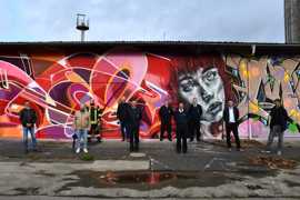 Graffiti-Künstler Karl Berg zeigt Thomas Schmitt, Hans-Alwin Schmitz, Wolfram Leibe, Alexander Fisch und Vertretern der Feuerwehren die Graffitis auf dem ehemaligen Kasernengelände, bevor die meisten Gebäude abgerissen werden.
