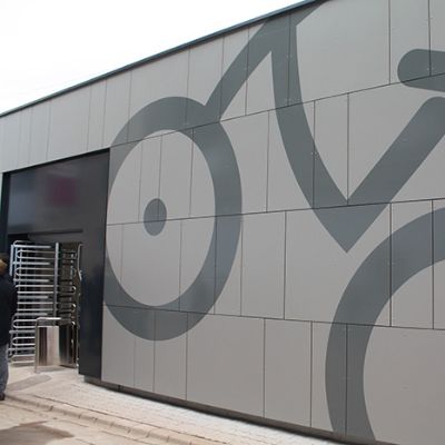 Fahrradsymbol auf der Fassade der Radstation