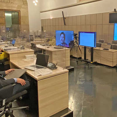Während der Stadtvorstand im Rathaussaal sitzt, schalten sich die Ratsmitglieder per Videokonferenz von zu Hause zu.
