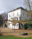 Das Weisshaus, oberhalb von Pallien im Weisshauswald gelegen hat seinen ganz besonderen Charme bis heute nicht verloren hat. 