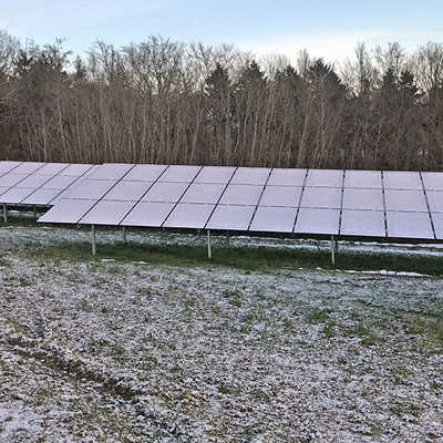 Die rund 6100 Solarmodule sollen jährlich rund zwei Millionen Kilowattstunden Ökostrom erzeugen. Damit können knapp 600 Musterhaushalte versorgt werden. Foto: SWT