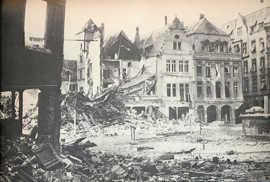 Zerstörungen am Trierer Hauptmarkt nach den Bombenangriffen 1944