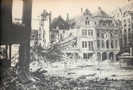 Nach den Bombenangriffen im Dezember 1944 versank der Hauptmarkt in Schutt und Asche, darunter auch die Steipe (Bildmitte). Foto: Erich Müller/Verlag Weyand