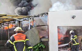 Foto: Feuerwehrleute im Einsatz beim Großbrand einer Schreinerei in Euren 2012