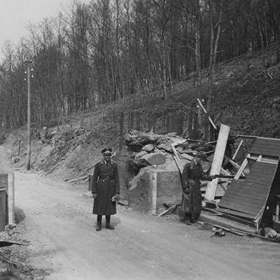 Eine luxemburgische Grenzsperre nach dem Einmarsch deutscher Truppen. Die Sperren waren an allen Grenzen errichtet worden. Sie wurden nach dem damaligen Staatssekretär für Brücken und Straßen Joseph Schuster „Schusterlinie“ genannt. Kurz vor der Invasion wurden die Sperren geschlossen, hielten die  deutschen Truppen aber nicht auf. Foto: Nationales Militärhistorisches Museum, Diekirch (Luxemburg)