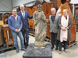 Foto: OB Wolfram Leibe nimmt im Depot des Stadtmuseums die seit über 70 Jahren verschollene Petrus-Skulptur in Empfang. 