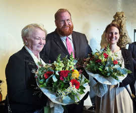 Markus Nöhl mit der scheidenden Museumsdirektorin Dr. Elisabeth Dühr (l.) und Nachfolgerin Dr. Viola Skiba. Beiden überreichte er einen Blumenstrauß mit den Farben Rot und Gelb