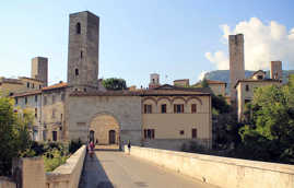 Blick auf die Altstadt von Ascoli Piceno mit den zahlreichen noch erhaltenen historischen Türmen. 