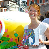 Kerstin Schneekloth mit dem Artbook zur Elephant Parade